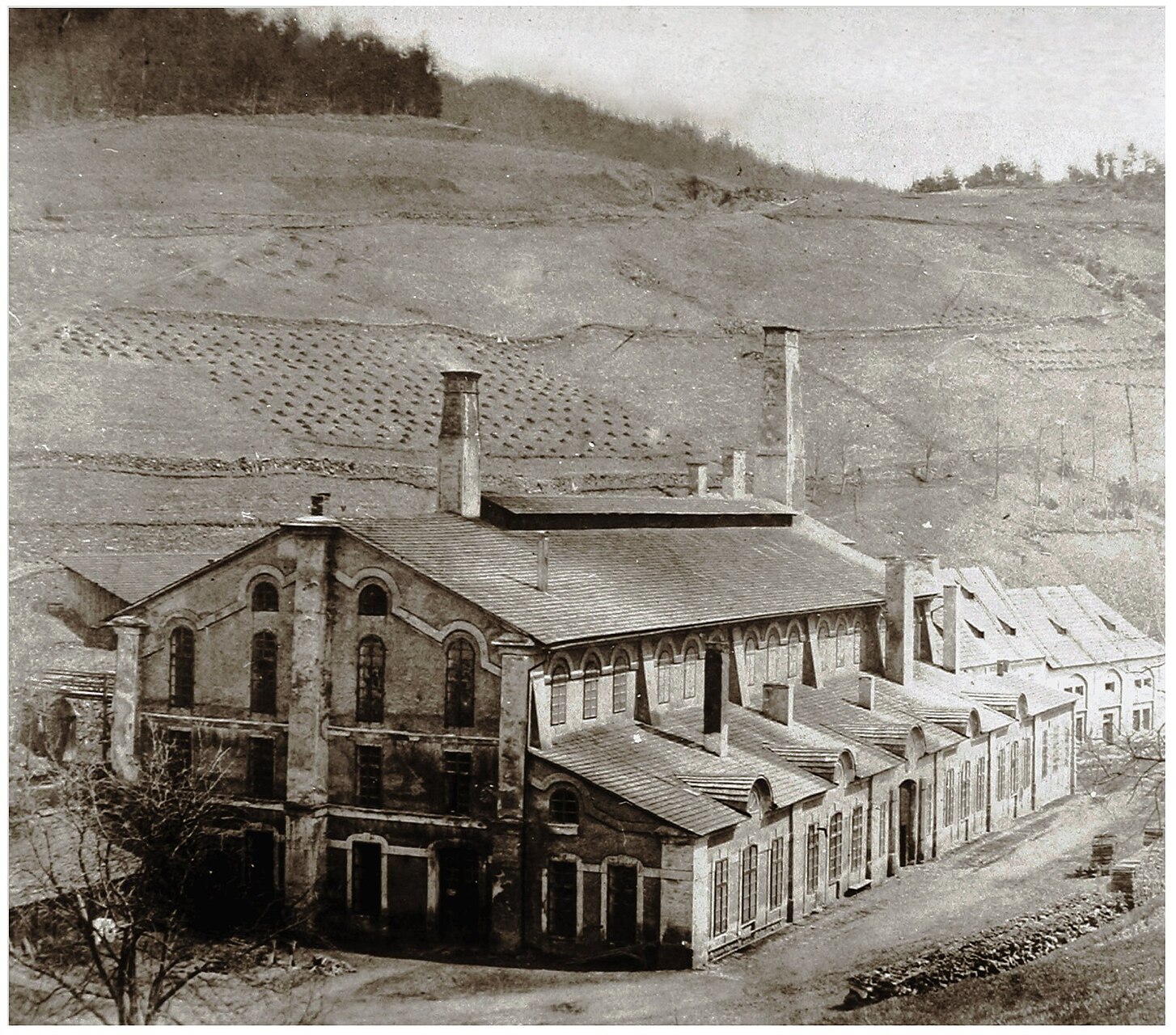 1454px-Jáchymov_továrna_na_uranové_barvy