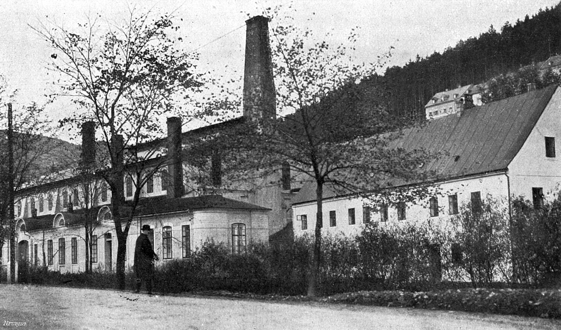 1920px-Továrna_na_výrobu_radia_v_Jáchymově,_Český_svět_1912